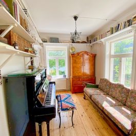 Ferienhaus Uttransee Wohnzimmer mit Klavier